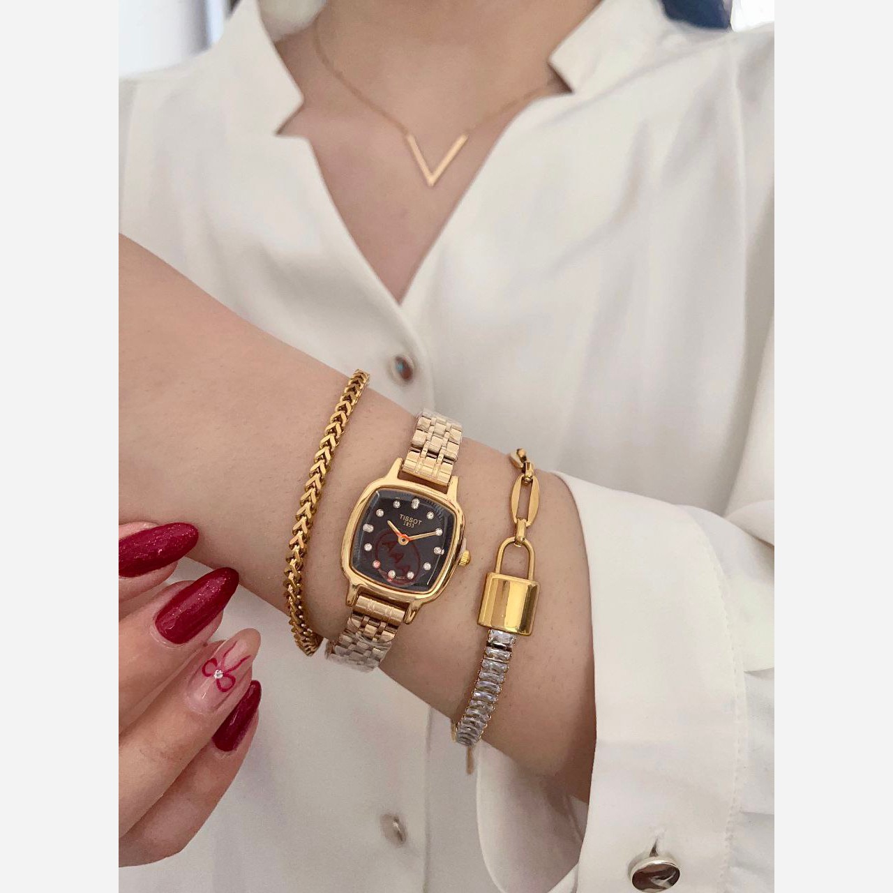 ساعت مچی زنانه تیسوتTISSOT بنداستیل طلایی صفحه مربع سبز ضدآب خاص وجذاب