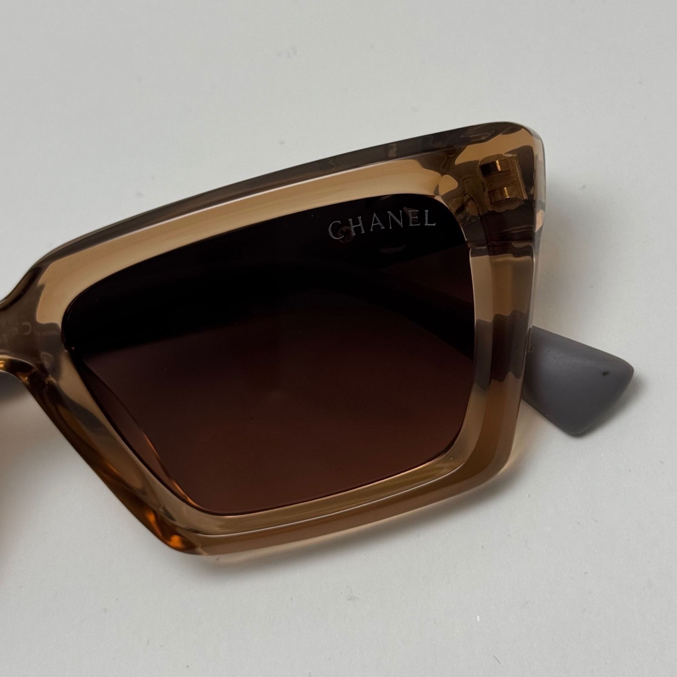 عینک آفتابی زنانه شنل CHANEL عسلی - قهوه ای کم رنگ کد رفرنس 1108 - کیفیت مستر - لولا دوبل