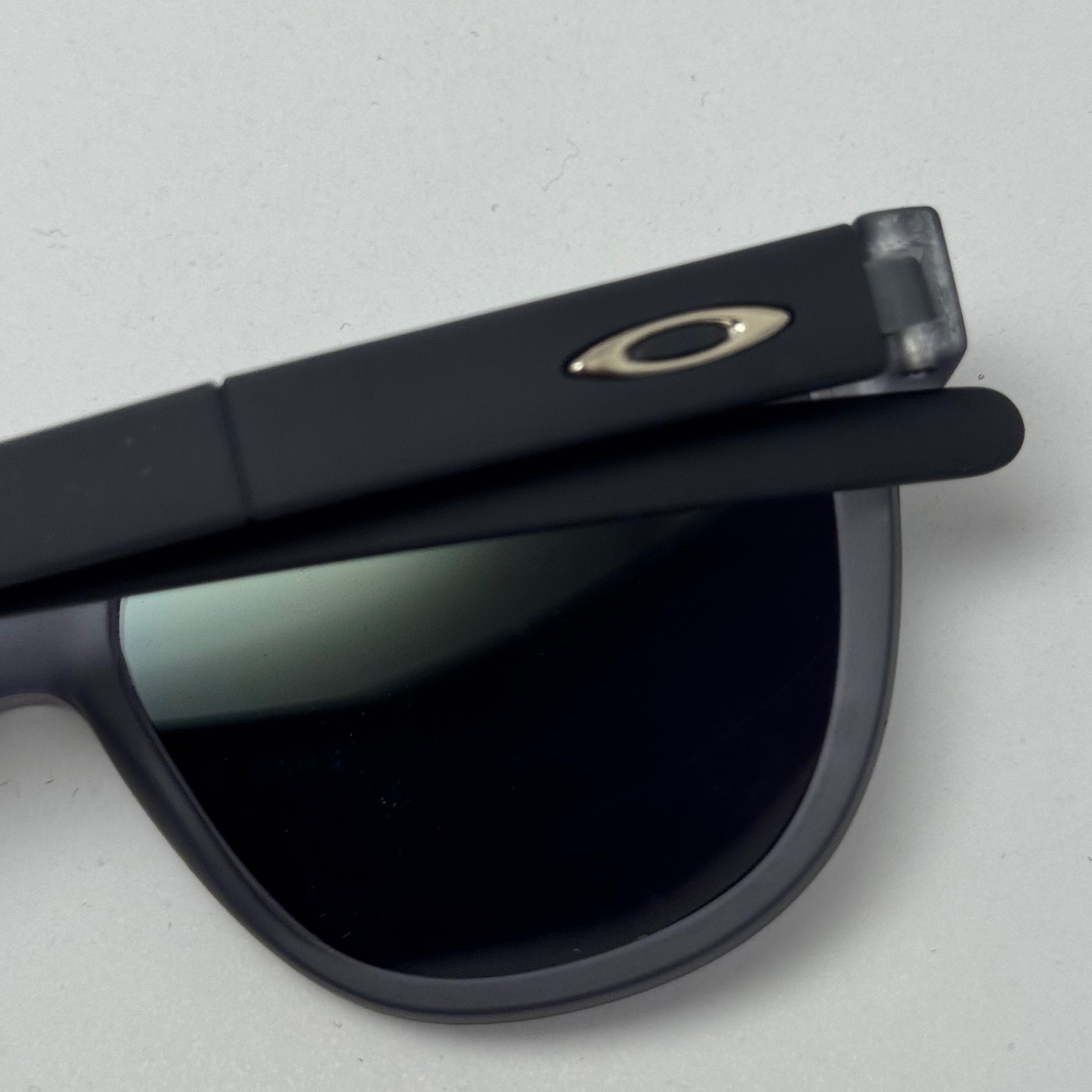 عینک آفتابی اوکلی سبک OAKLEY فریم طوسی عدسی هفت رنگ کد 2435
