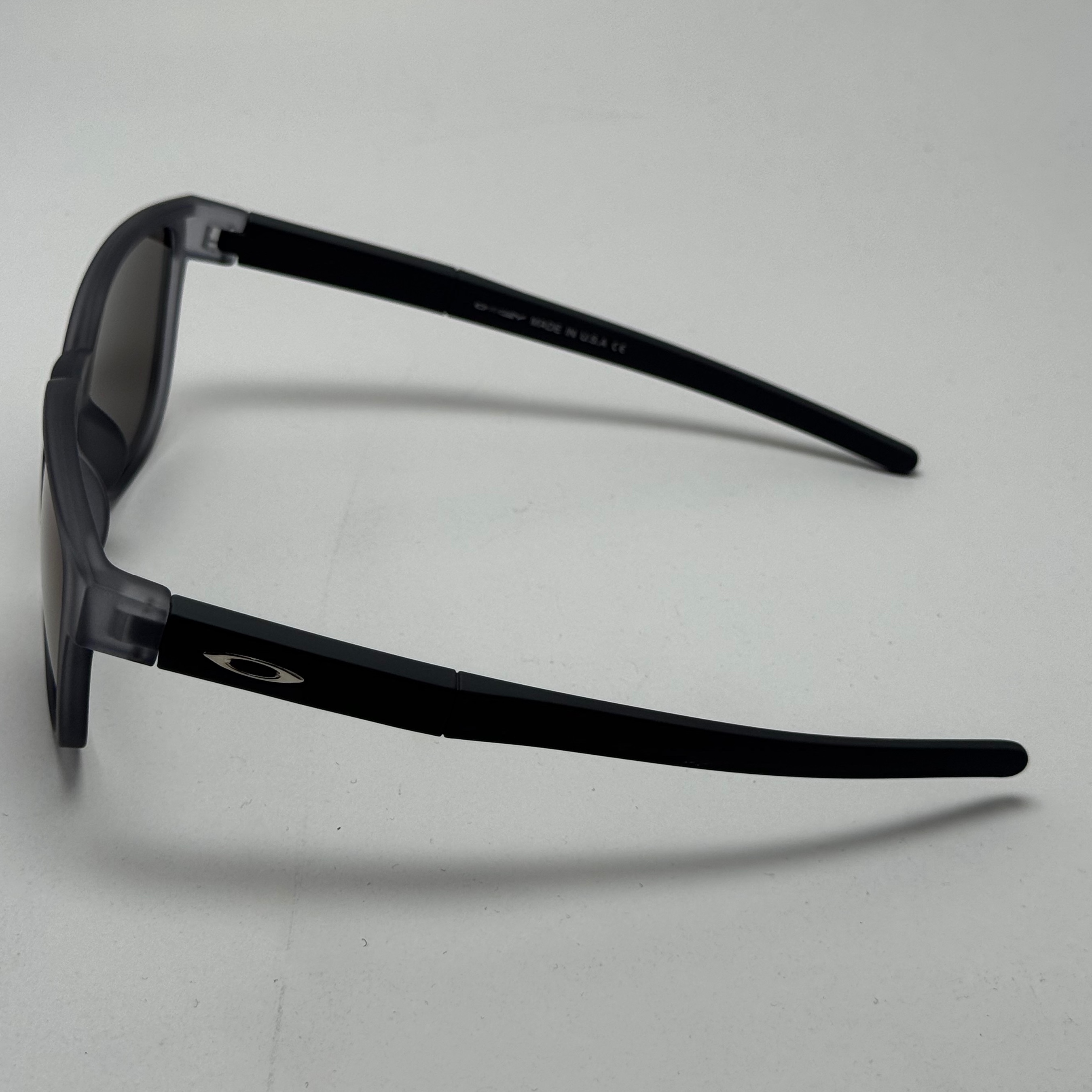 عینک آفتابی اوکلی سبک OAKLEY طوسی عدسی آبی آیینه ای کد 2435