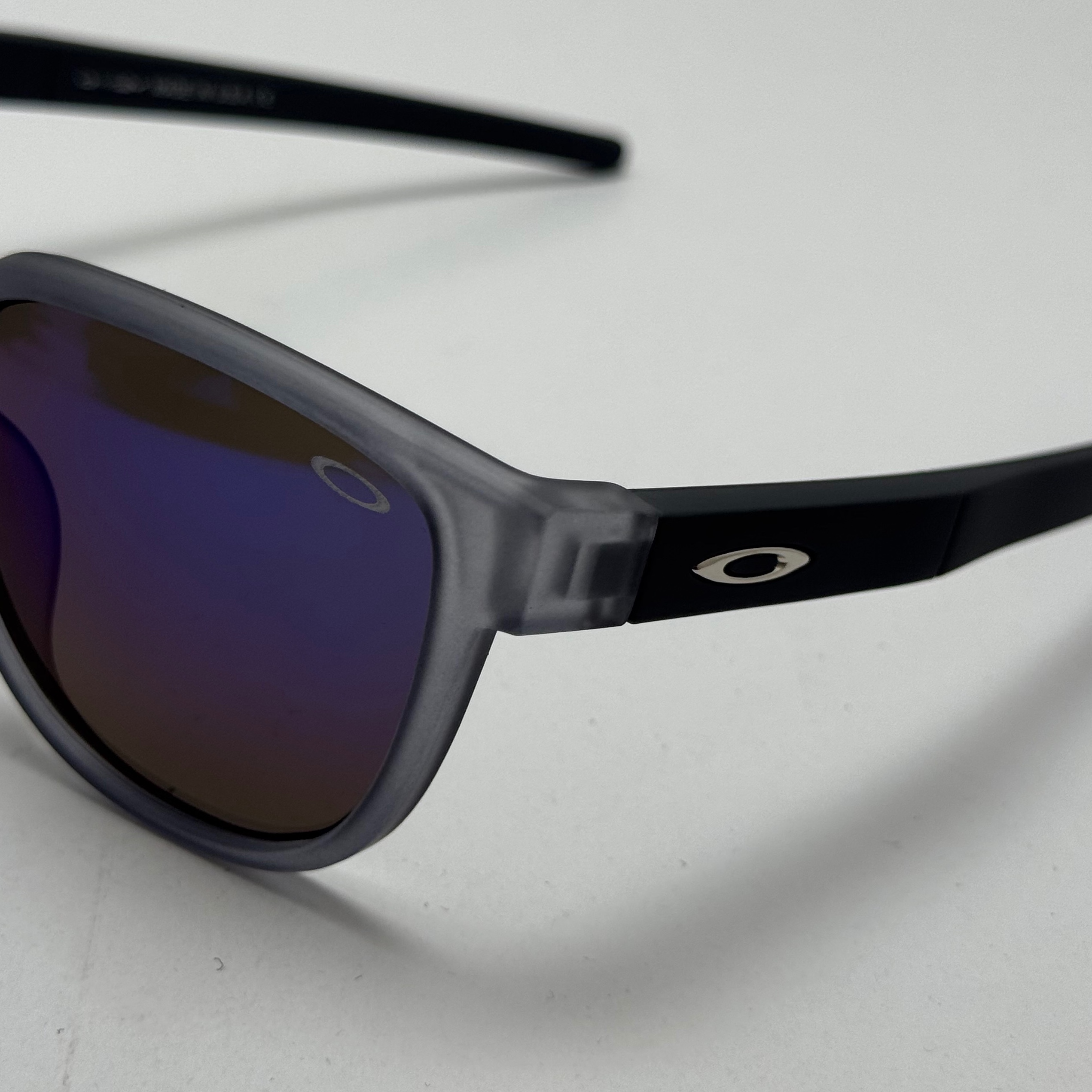 عینک آفتابی اوکلی سبک OAKLEY طوسی عدسی آبی آیینه ای کد 2435