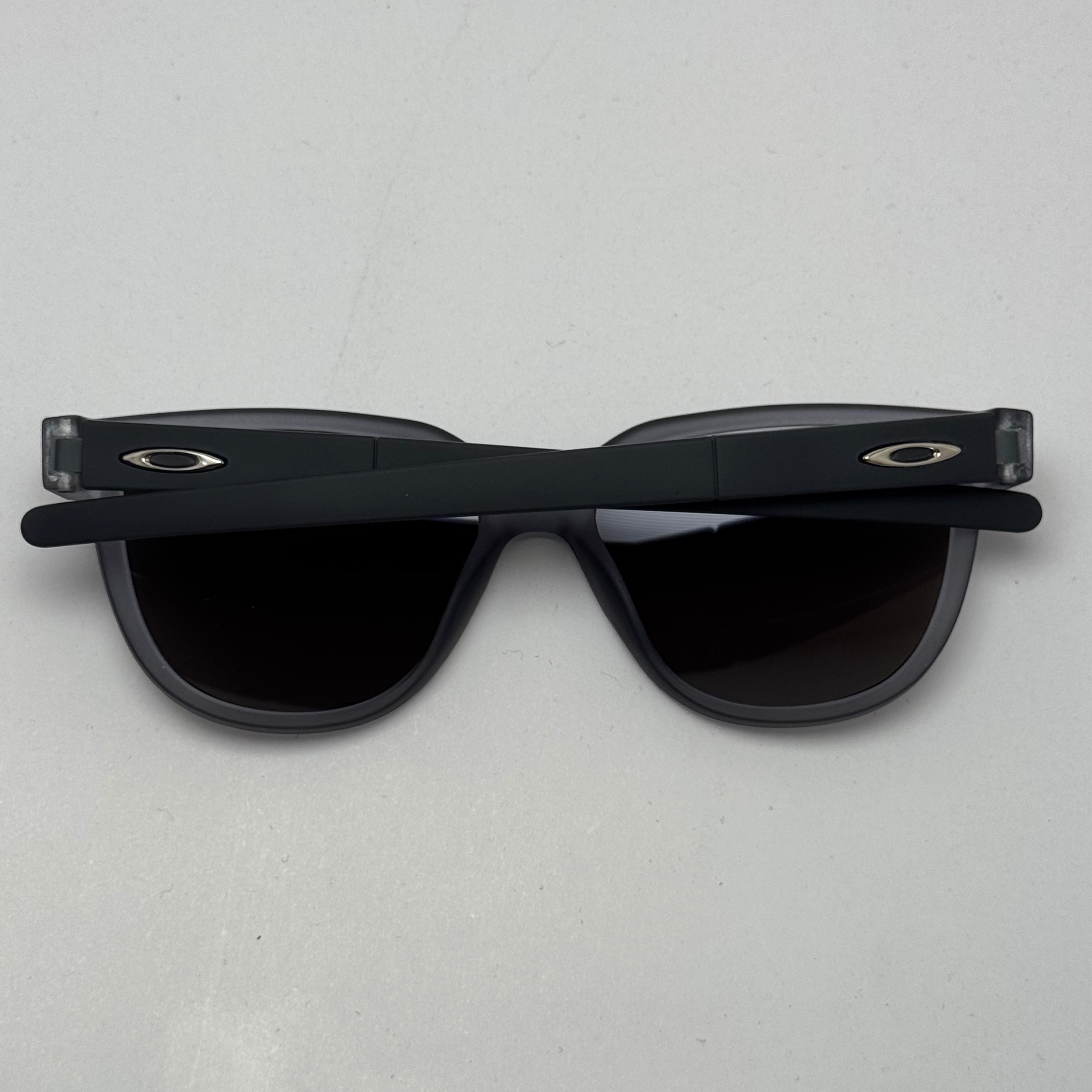 عینک آفتابی اوکلی سبک OAKLEY طوسی عدسی آبی آیینه ای کد 2435