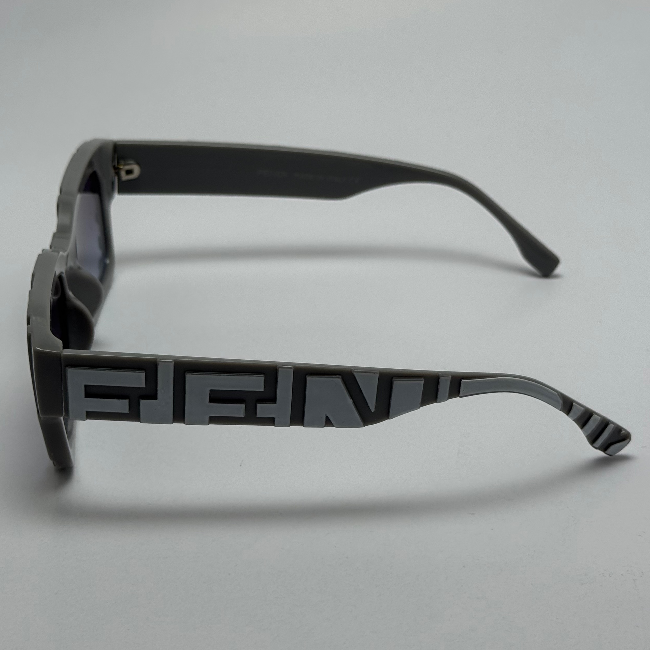 عینک آفتابی فندی FENDI طوسی کد 23087 - کیفیت مستر - لیمیتد ادیشن