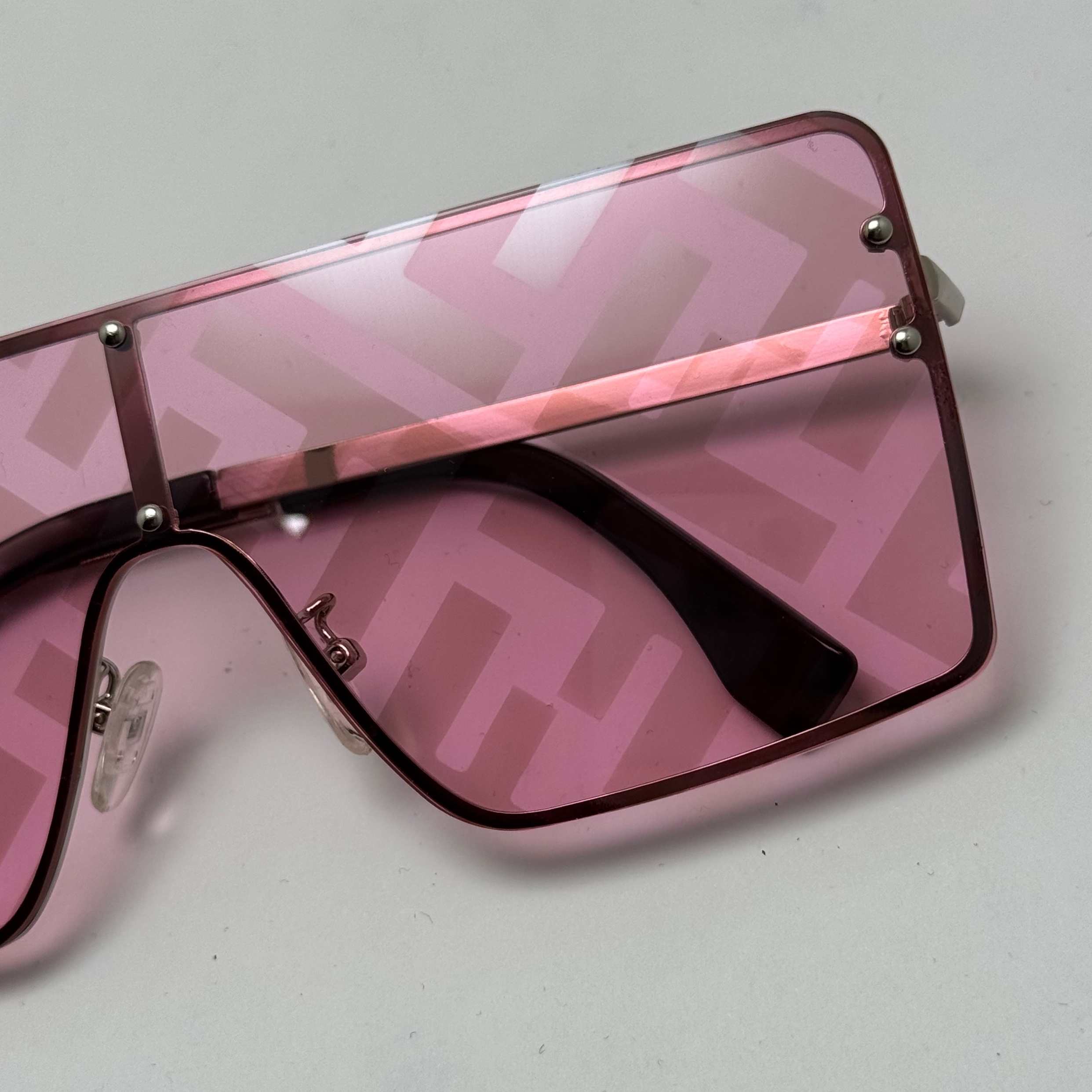 عینک آفتابی و شب فریم لس فندی FENDI صورتی کد 4
