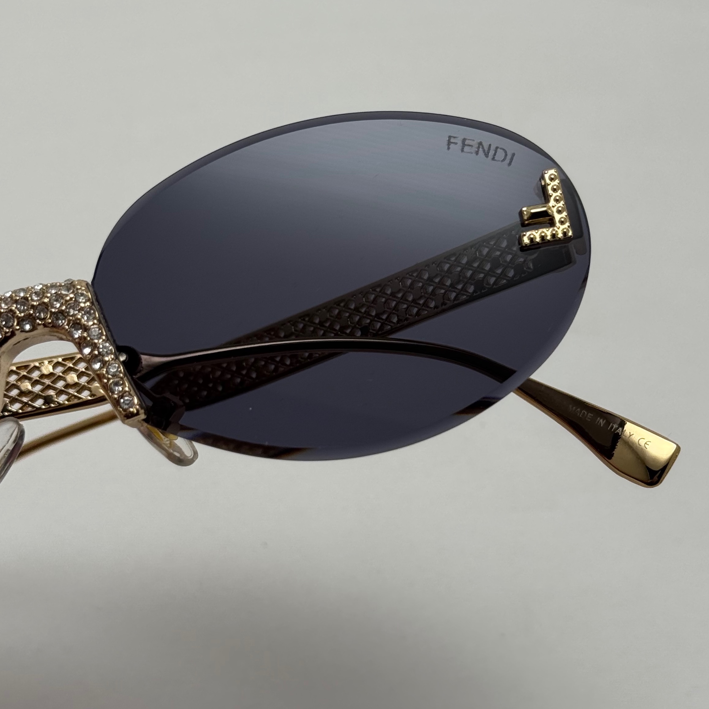 عینک آفتابی زنانه فندی Fendi فریم لس بیضی مدل Oval Frame Diamond Style نگین کاری شده کیفیت مستر مشکی طلایی