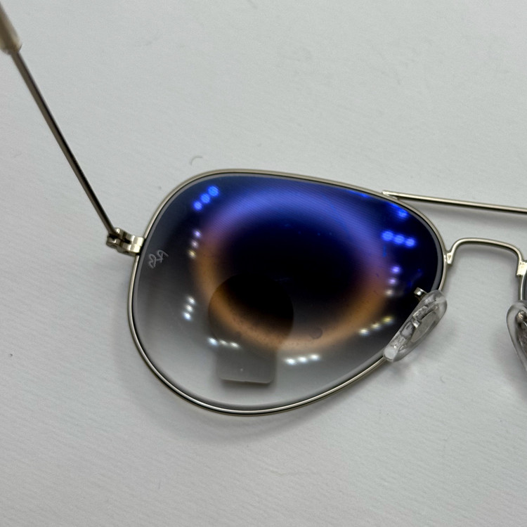 عینک ریبن خلبانی شیشه سنگ آبی هایلایت فریم نقره ای به همراه پک کامل ریبن کد Rayban RB 3025