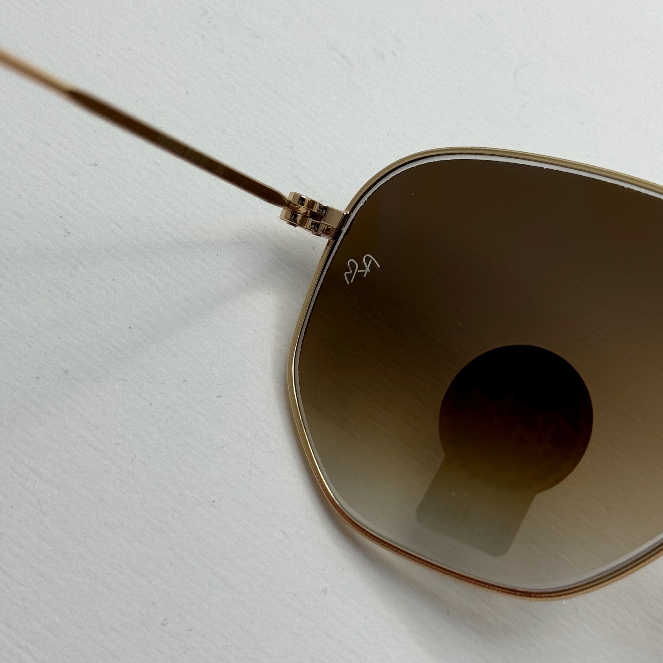 عینک ریبن شیشه سنگ هگزونال قهوه ای هایلایت آنتی رفلکس به همراه پک کامل ریبن کد Rayban RB 3548