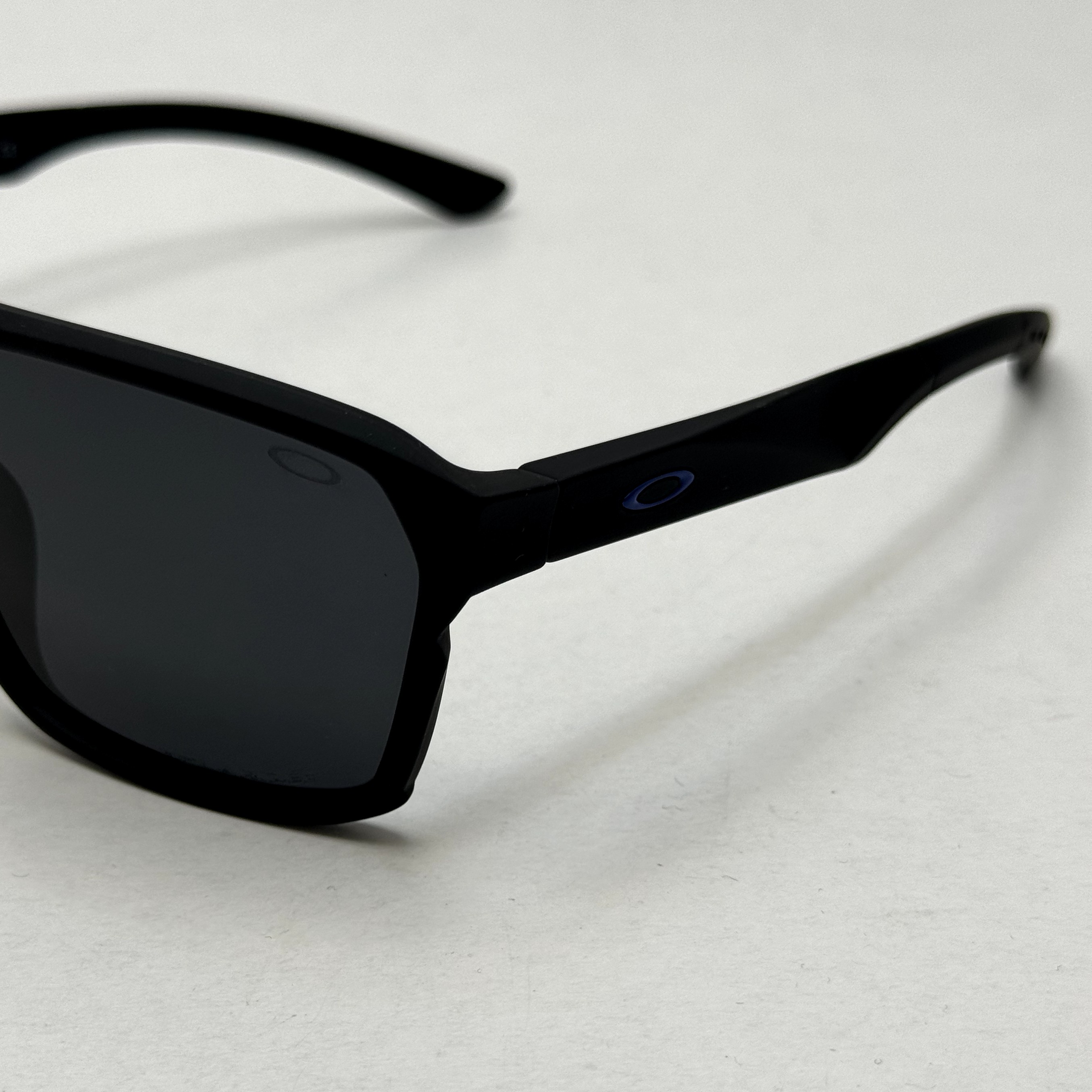 عینک اوکلی مستطیلی پلاریزه سبک OAKLEY آمریکایی مشکی کد WG83107