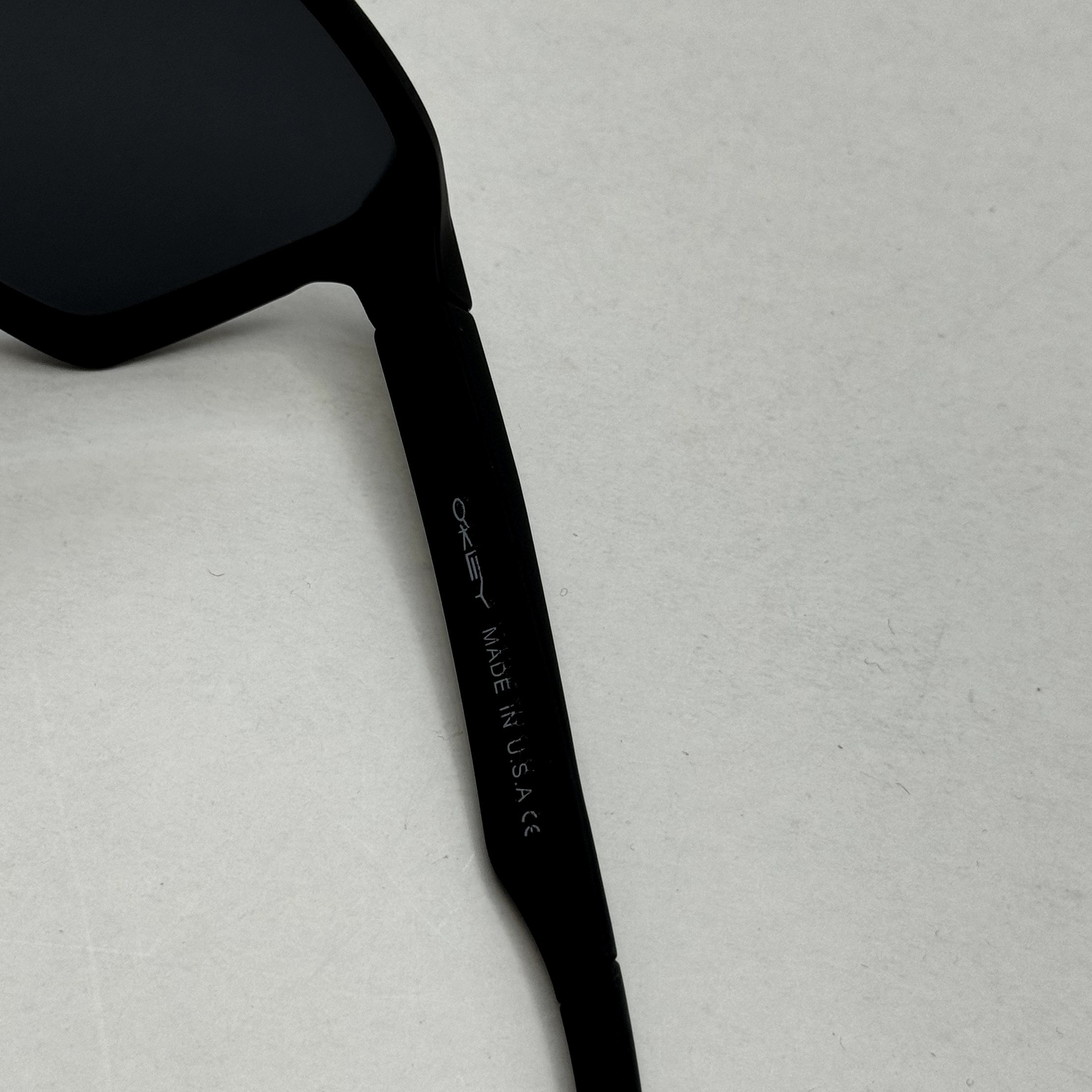 عینک اوکلی مستطیلی پلاریزه سبک OAKLEY آمریکایی مشکی کد WG83107