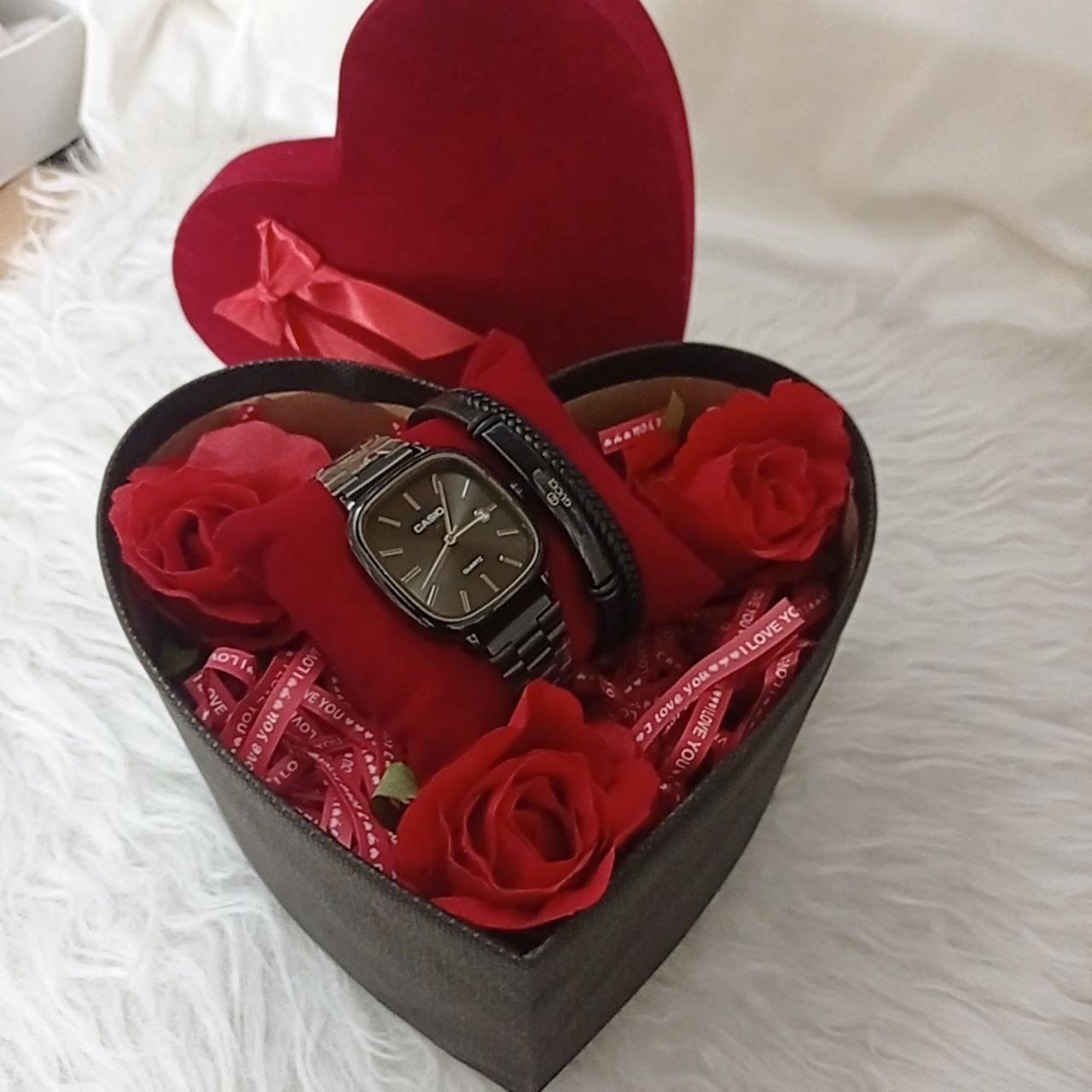 پک کادو مردانه ساعت و دستبند با باکس هدیه و گل