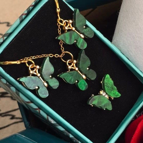 پک کادو باکس هدیه زنانه دخترانه ساعت و دستبند و نیم ست پروانه سبز با جعبه و گل