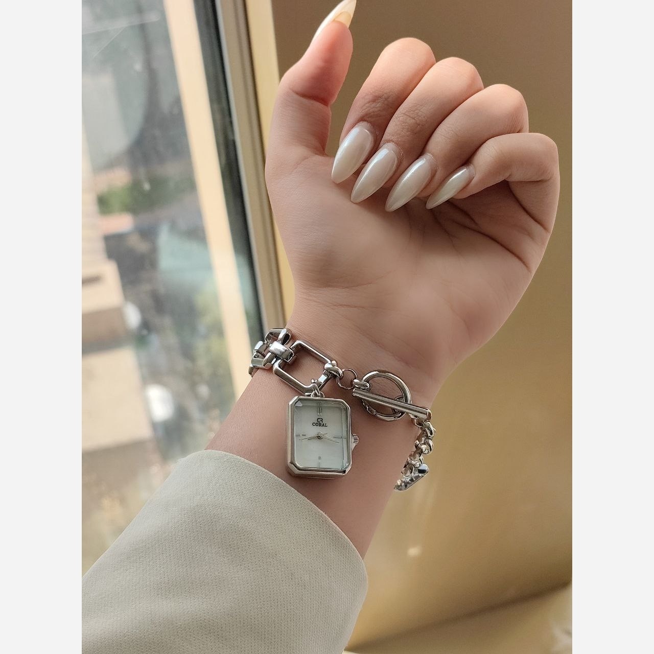 ساعت زنانه کورال کیفیت عالی شیک و زیبا رنگ ثابت قفل تی ارسال رایگان