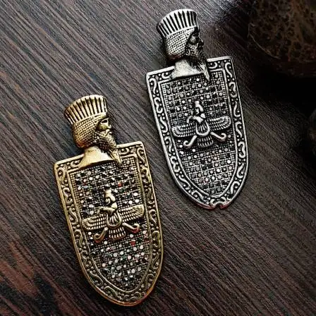 پلاک و آویز گردنبند استیل فروهر و چهره کوروش کبیر طرح نگین کاری برجسته رنگ ثابت کد amp (پس کرایه)