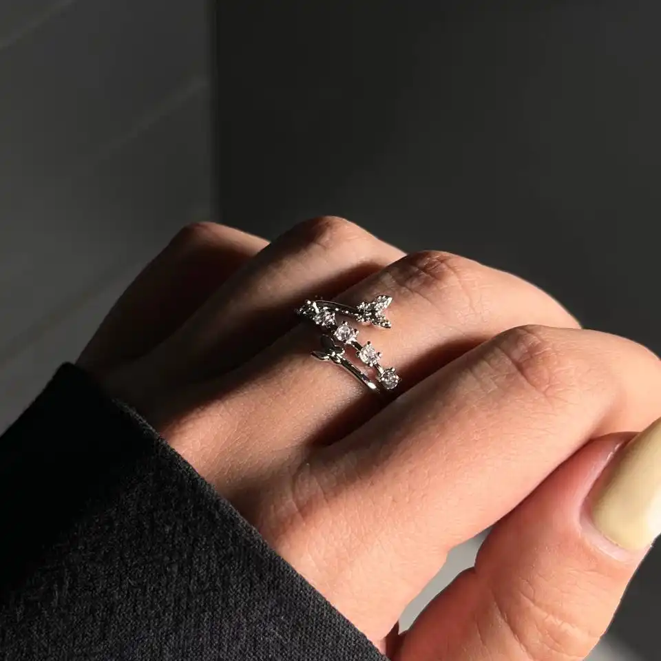 انگشتر زنانه و دخترانه جواهری طرح پروانه ای رنگ نقره ای ضد حساسیت رنگ ثابت فری سایز کد atk (پس کرایه)