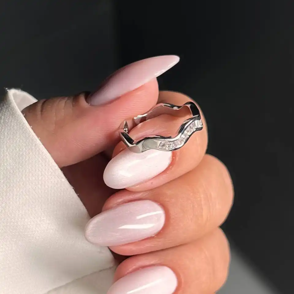 انگشتر زنانه و دخترانه جواهری طرح رینگ موجدار نگینی ضد حساسیت رنگ ثابت فری سایز کد atk (پس کرایه)