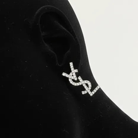 گوشواره زنانه طرح وای اس ال YSL نگین کاری شده آبکاری نقره ضد حساسیت رنگ ثابت کد zmc (پس کرایه)