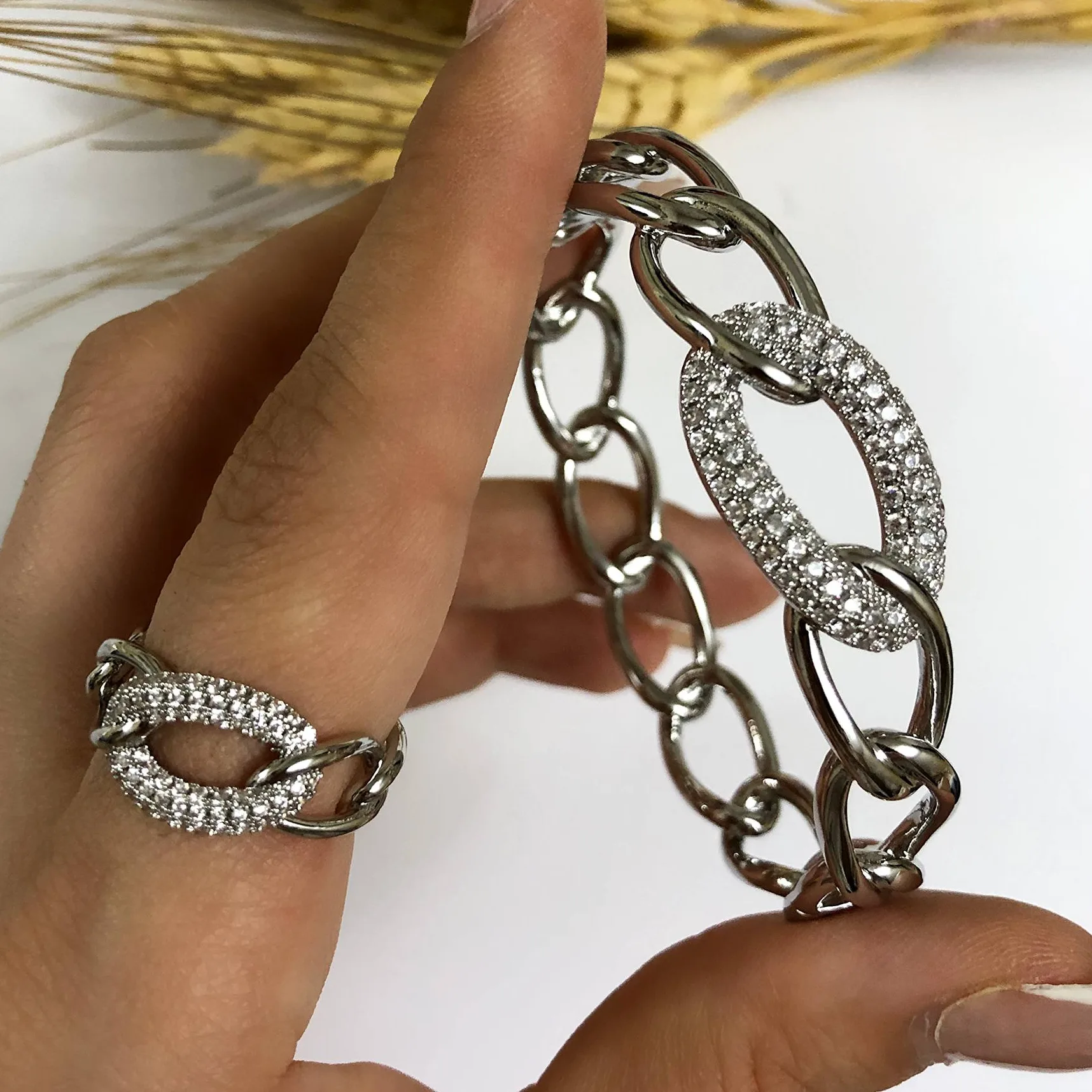 نیم ست دستبند و انگشتر زنانه کارتیر Cartier نگین کاری شده رنگ طلایی و نقره ای ضد حساسیت رنگ ثابت کد zsm (پس کرایه)
