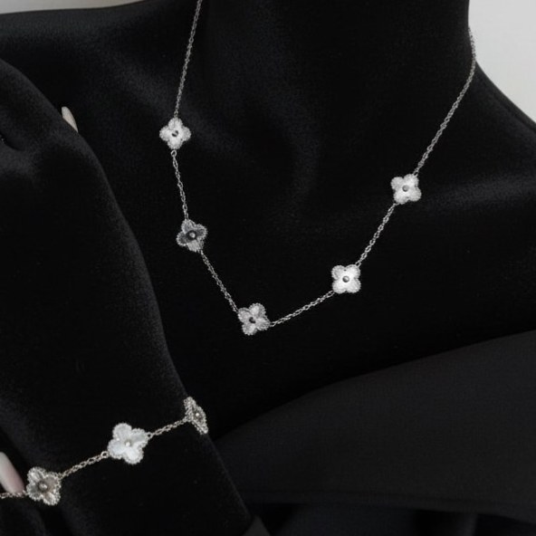 ست دستبند و گردنبند طرح ونکلیف Van Cleef رنگ ثابت با کیفیت بالا کد zmc (پس کرایه)
