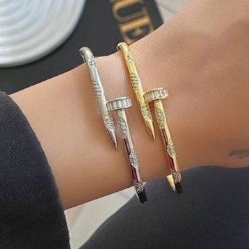دستبند بنگل زنانه طرح میخی کارتیر Cartier نگین کاری شده فری سایز freesize رنگ ثابت با کیفیت بالا کد zmc (پس کرایه)