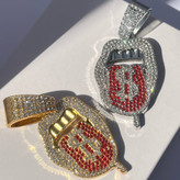 گردنبند پلاک فول نگین کاری شده طرح Luck رنگ ثابت با کیفیت بالا کد zel (پس کرایه)