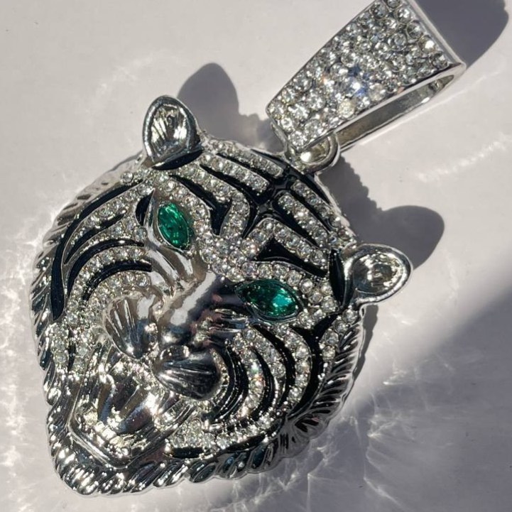 گردنبند پلاک فول نگین کاری شده طرح Luck رنگ ثابت با کیفیت بالا کد zel (پس کرایه)