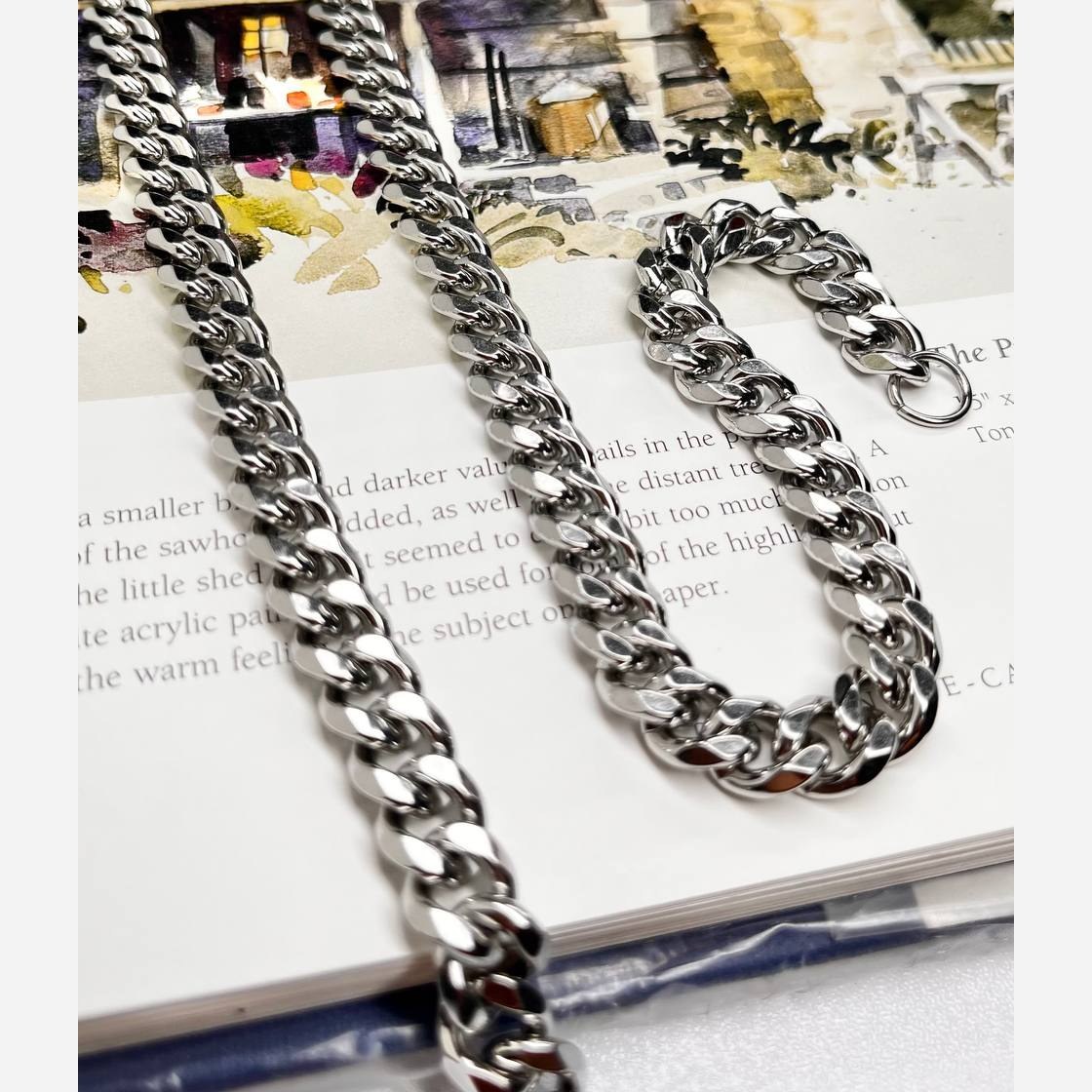 گردنبند مردانه طرح کارتیه Cartier جنس استیل عیار 316 رنگ کاملا ثابت کد ztk (پس کرایه)