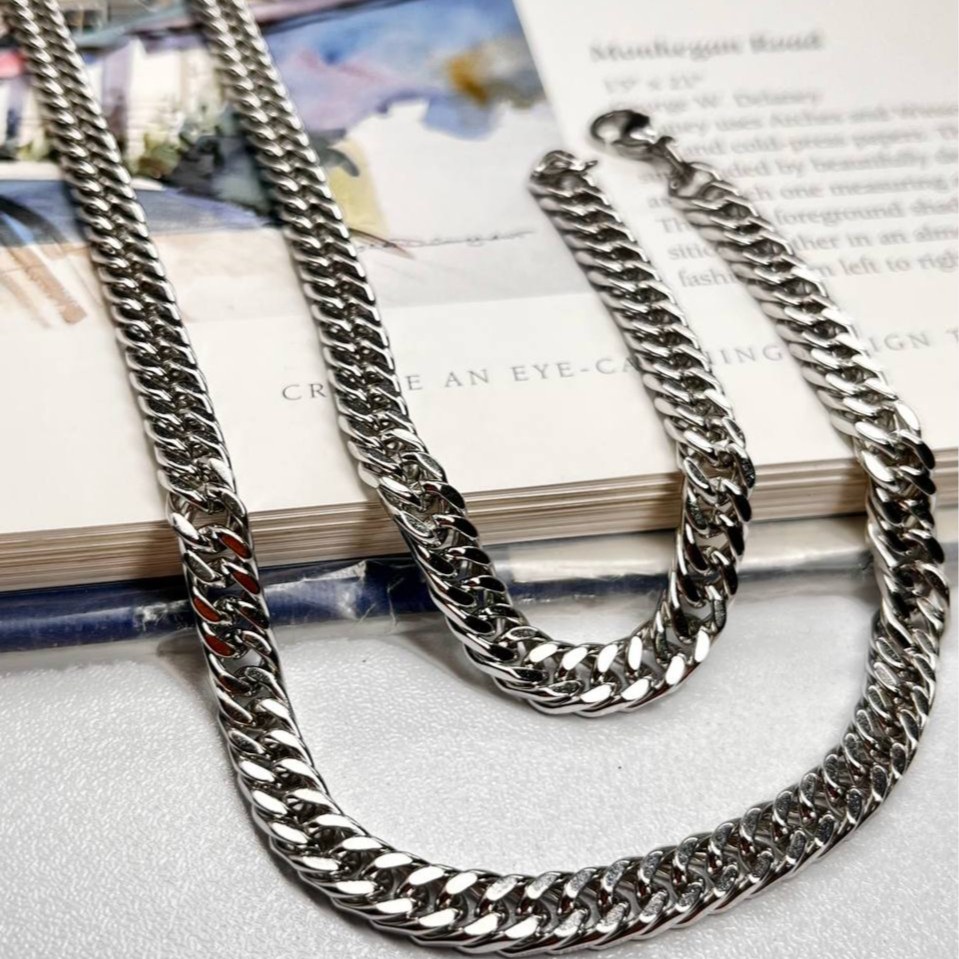 گردنبند مردانه طرح کارتیه Cartier جنس استیل عیار 316 رنگ ثابت کد ztk (پس کرایه)