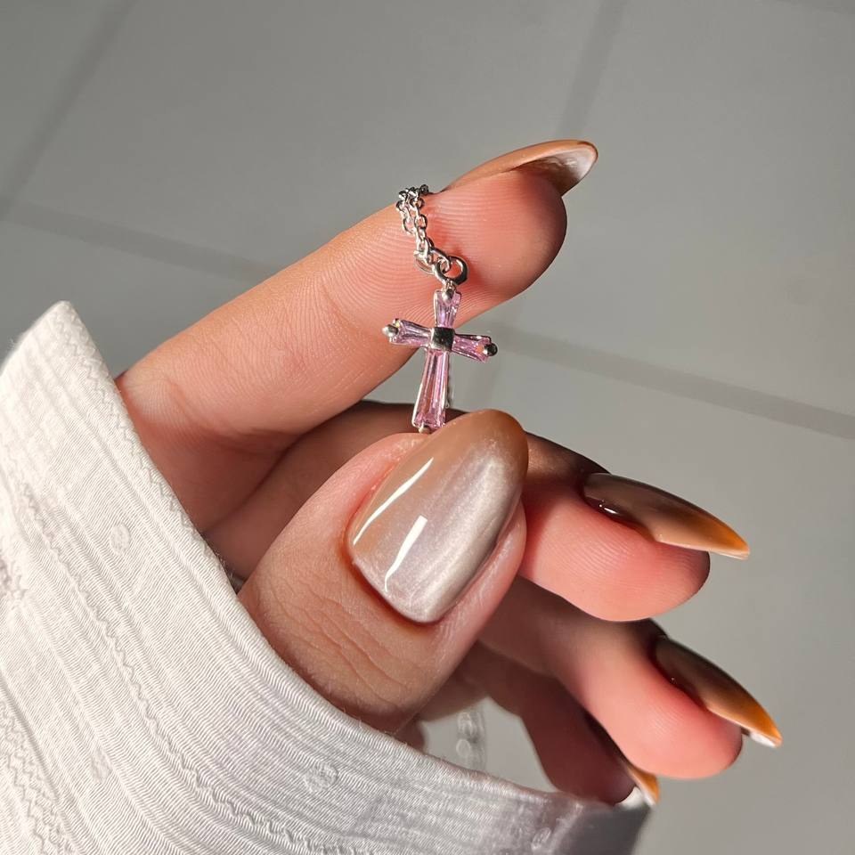 گردنبند و آویز زنانه نگین دار طرح گل بابونه نقره ای رنگ کاملا ثابت کد tk (پس کرایه)