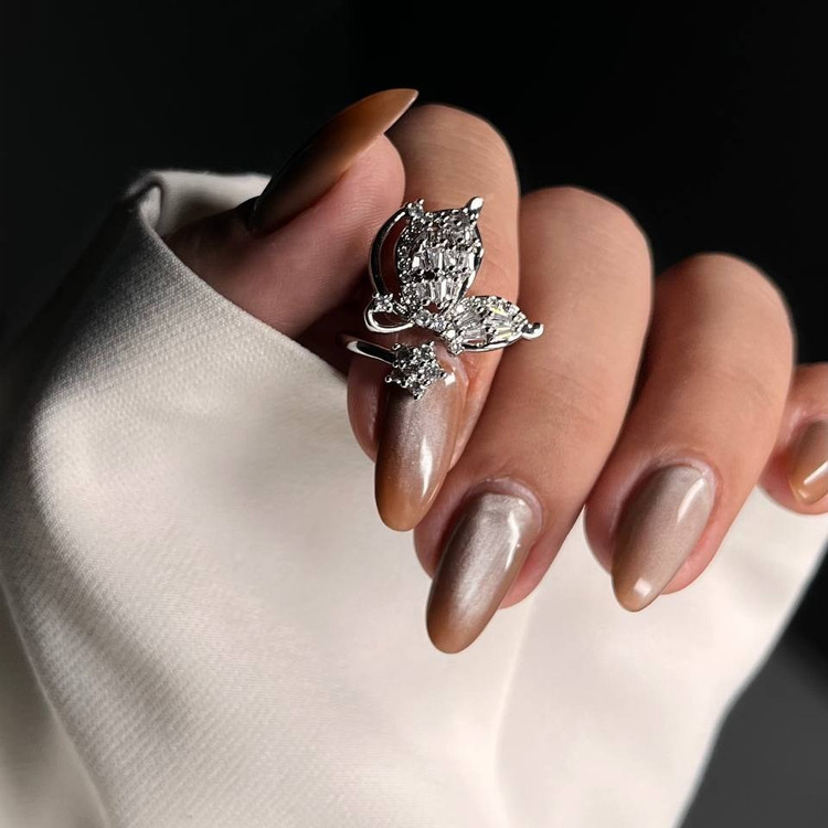 انگشتر زنانه نگین دار کارتیه Cartier طرح میخ فری سایز Freesize رنگ کاملا ثابت کد tk (پس کرایه)