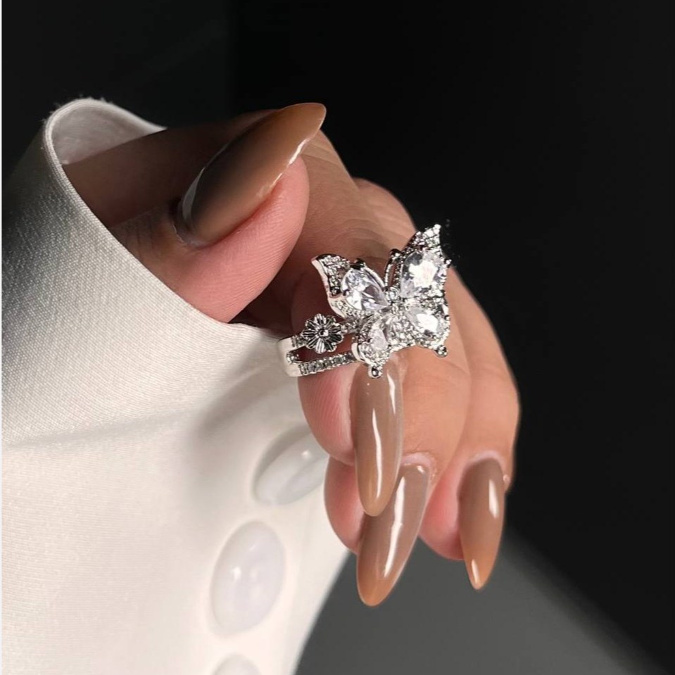 انگشتر زنانه نگین دار کارتیه Cartier طرح میخ فری سایز Freesize رنگ کاملا ثابت کد tk (پس کرایه)