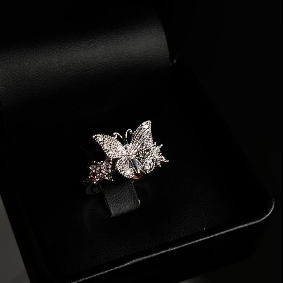 انگشتر زنانه نگین دار کارتیه Cartier طرح میخ فری سایز Freesize رنگ کاملا ثابت کد tk (پس کرایه)