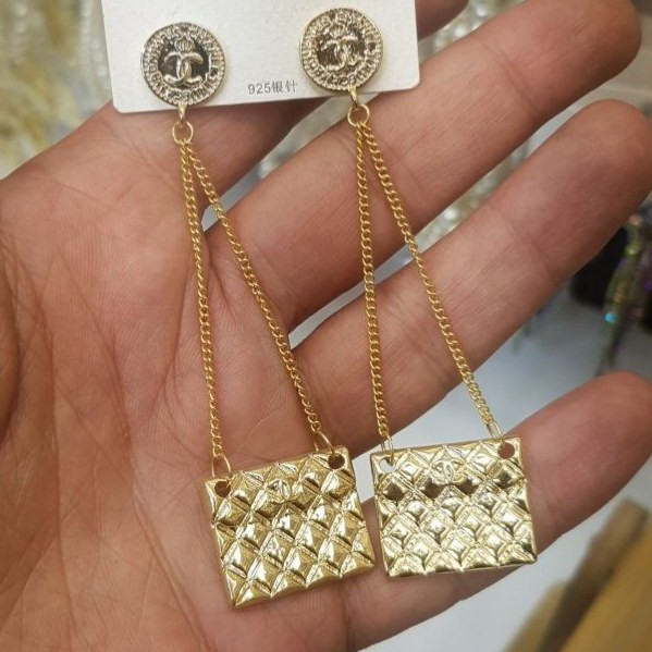 گوشواره طرح برند شنل Chanel تنوع طرح رنگ کاملا ثابت کد bn (پس کرایه)