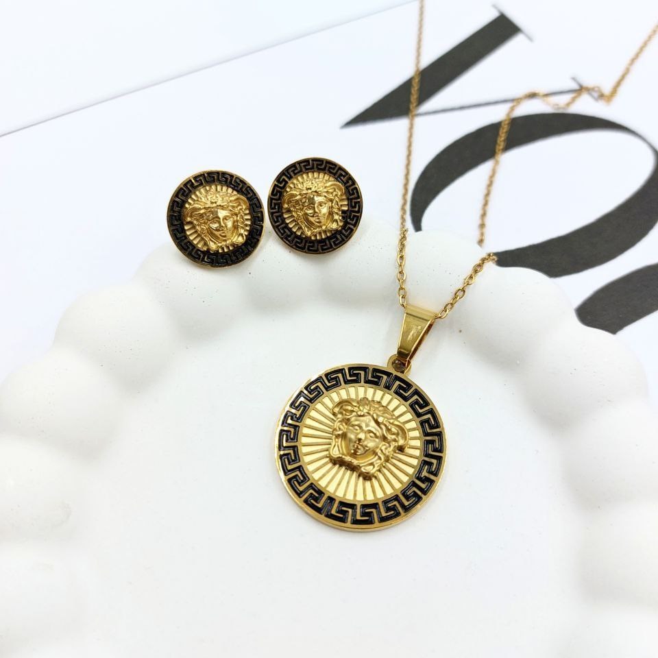 نیم ست گردنبند و گوشواره استیل زنانه طرح طلایی مشکی ورساچ Versace رنگ کاملا ثابت کد mp (پس کرایه)
