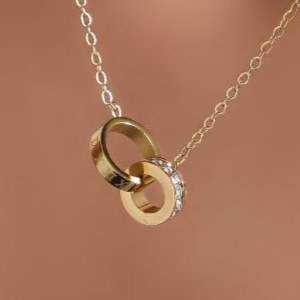 گردنبند و آویز استیل جواهری زنانه طرح دو حلقه نگین تنوع طرح طرح رنگ کاملا ثابت کد mp (پس کرایه)