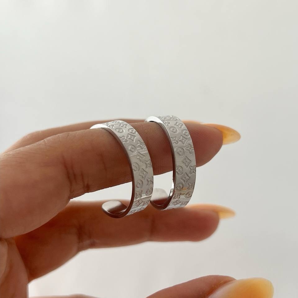 گوشواره استیل زنانه طرح مینیمال نیم حلقه تنوع طرح رنگ ثابت و ضد حساسیت کد tj (پس کرایه)