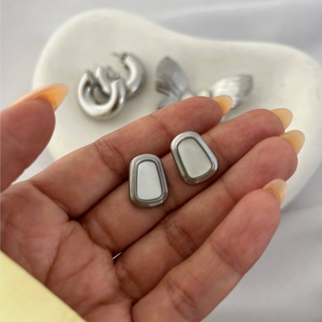 گوشواره استیل زنانه طرح قلب سفید طلایی تنوع طرح رنگ ثابت و ضد حساسیت کد tj (پس کرایه)