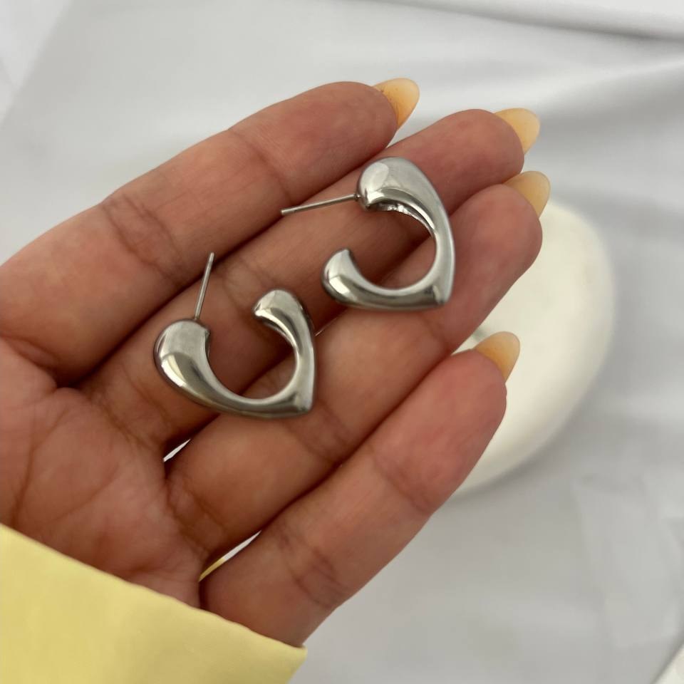 گوشواره استیل زنانه طرح مینیمال قلب تنوع طرح رنگ ثابت و ضد حساسیت کد tj (پس کرایه)