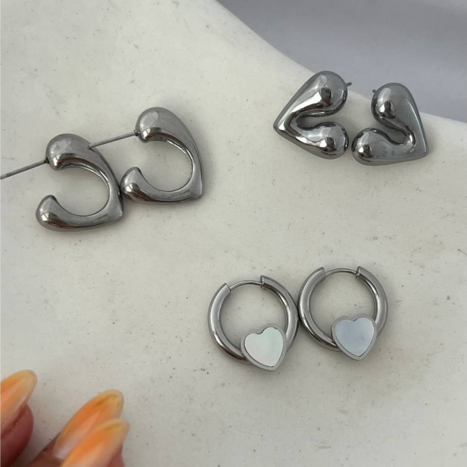 گوشواره استیل زنانه طرح مینیمال قلب تنوع طرح رنگ ثابت و ضد حساسیت کد tj (پس کرایه)