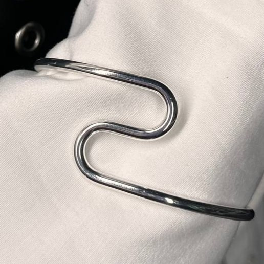 دستبند بنگل آبکاری نقره زنانه طرح منحنی مینیمال تنوع طرح رنگ ثابت کد tk (پس کرایه)