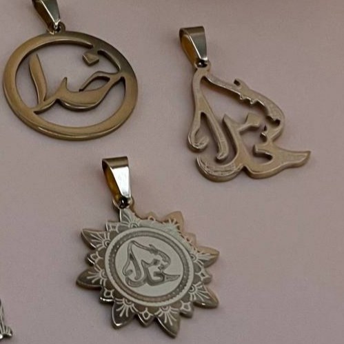 گردنبند و آویز پلاک استیل خدا و الله در تنوع طرح رنگ ثابت کد ki (پس کرایه)