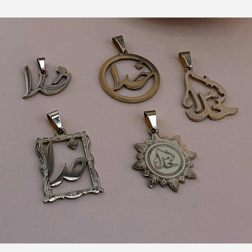 گردنبند و آویز پلاک استیل خدا و الله در تنوع طرح رنگ کاملا ثابت کد ki (پس کرایه)