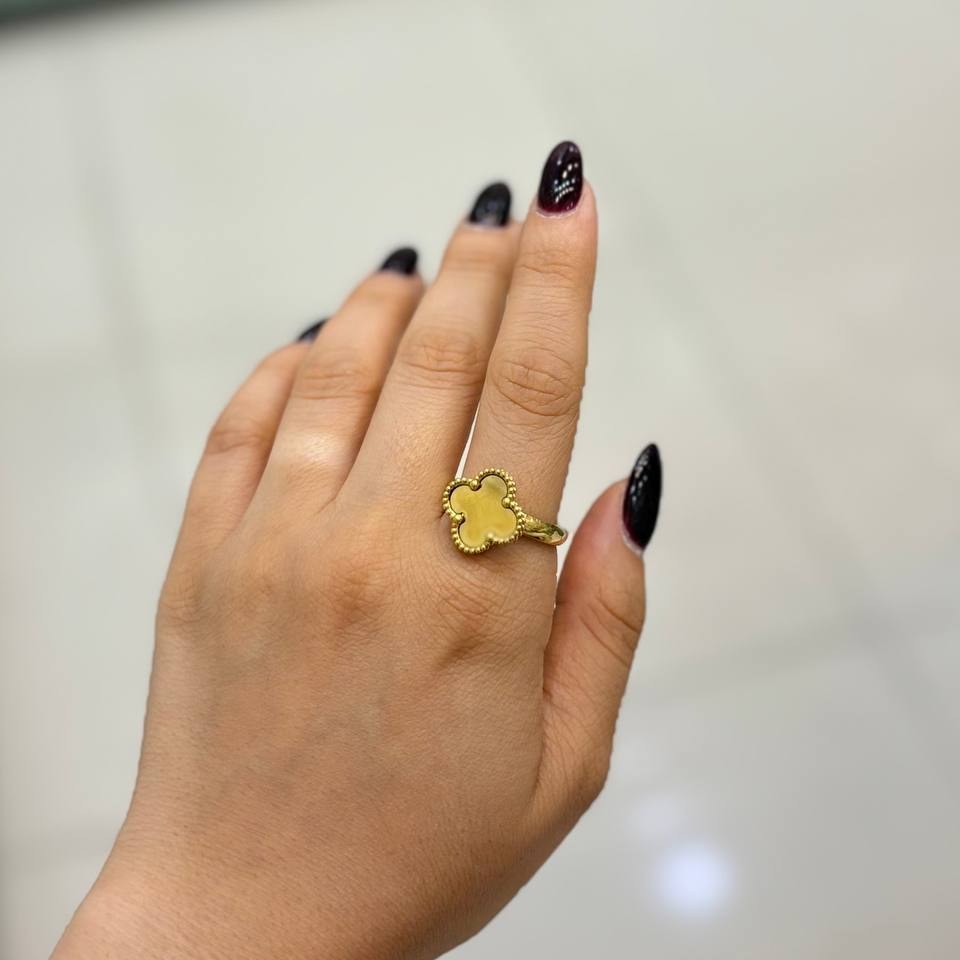 انگشتر آبکاری نقره طرح گل ونکلیف Vancleef در دو طرح رنگ ثابت کد gy (پس کرایه)