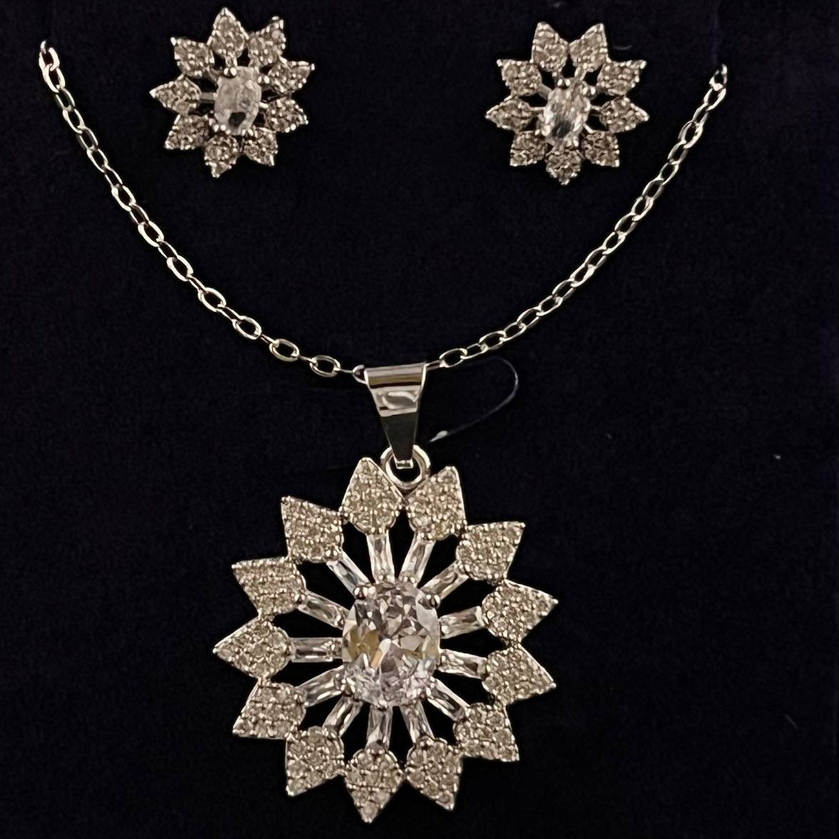 نیم ست گردنبند و گوشواره طرح جواهری نگین دار زنانه طرح گل خورشیدی تنوع طرح رنگ ثابت کد ki (پس کرایه)
