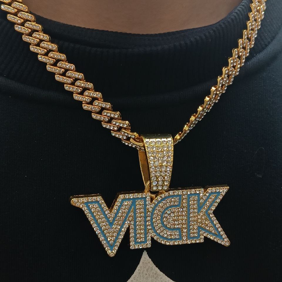 گردنبند و آویز پلاک فول نگین طرح VICK رنگ ثابت کد vn (پس کرایه)