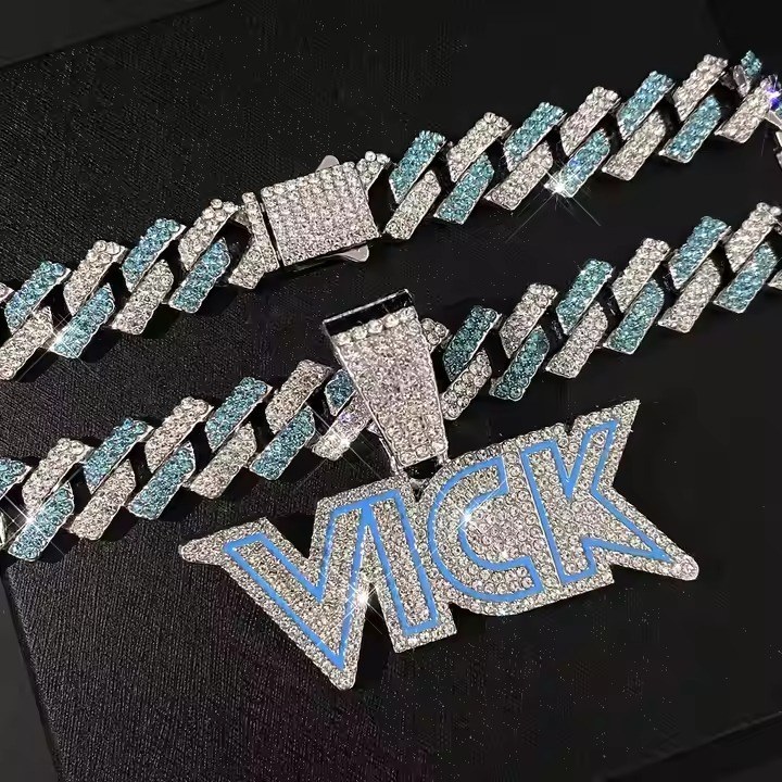 گردنبند و آویز پلاک فول نگین طرح VICK رنگ ثابت کد vn (پس کرایه)