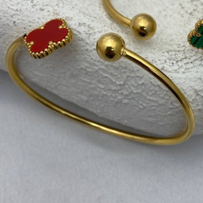 دستبند و بنگل استیل زنانه طرح گل ونکلیف Vancleef و گوی رنگ ثابت کد tj (پس کرایه)