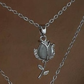 گردنبند و آویز پلاک آبکاری نقره طرح غنچه گل رز نگین تنوع طرح رنگ ثابت کد tj (پس کرایه)