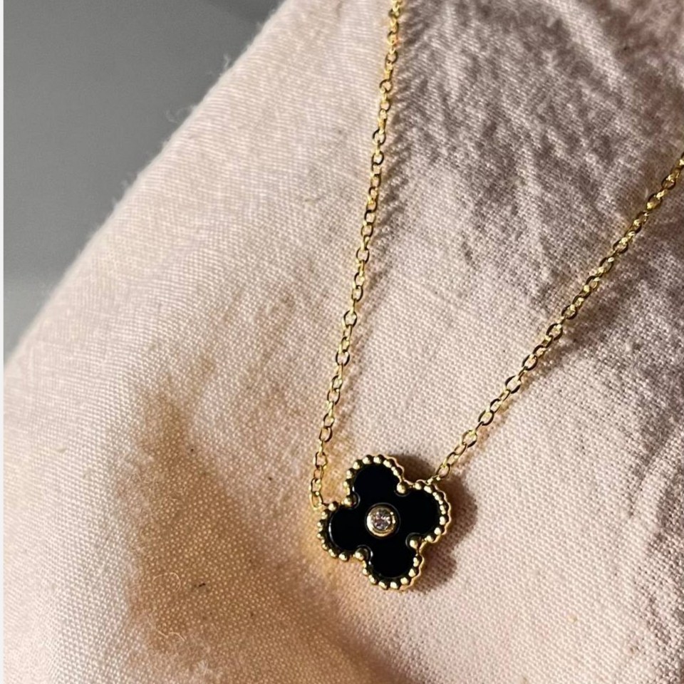 گردنبند و آویز استیل زنانه طرح گل ونکلیف وسط نگین Vancleef رنگ ثابت کد tk (پس کرایه)