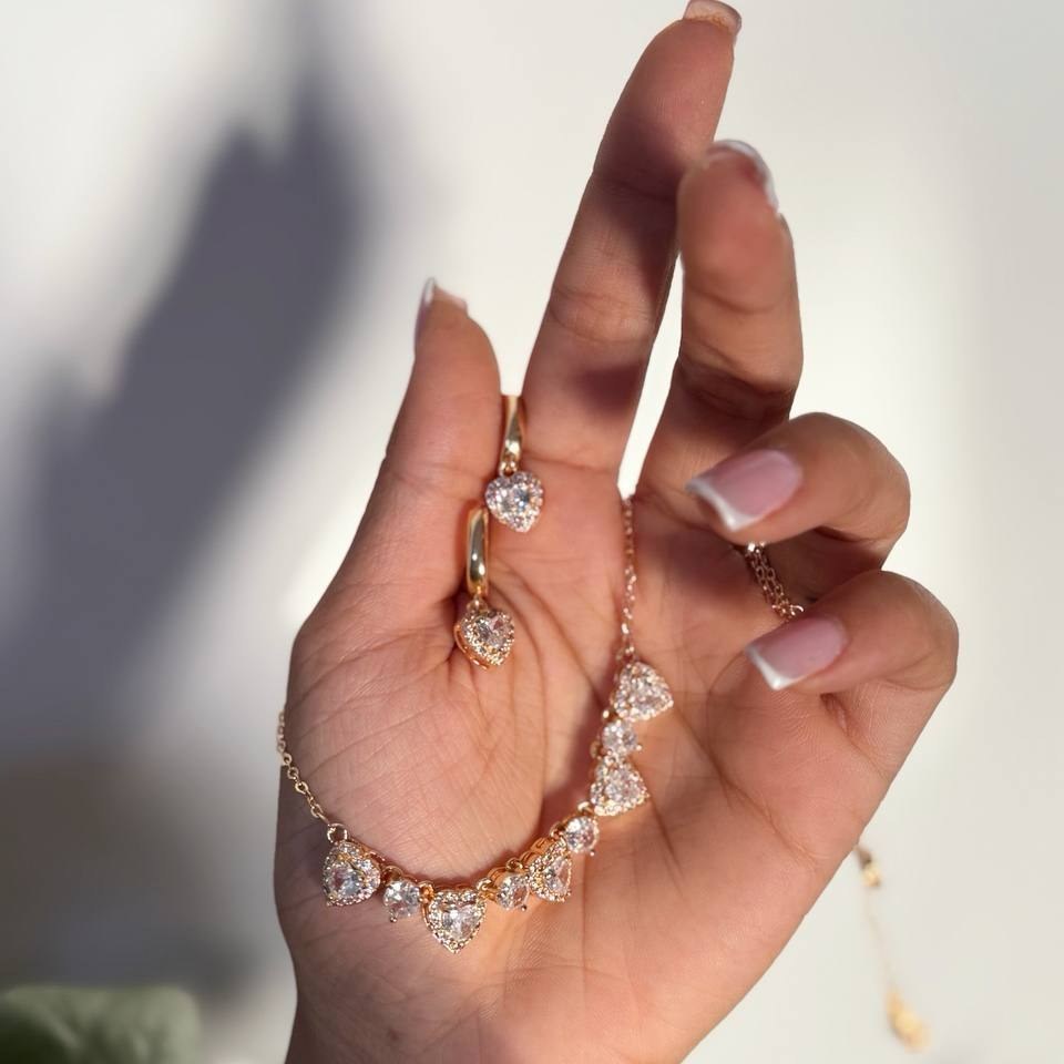 نیم ست گردنبند و گوشواره طرح قلب و دایره نگین رنگ ثابت کد sm (پس کرایه)