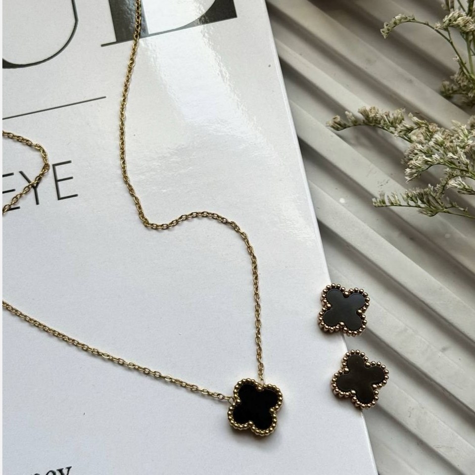 نیم ست گردنبند و گوشواره استیل زنانه طرح گل ونکلیف Vancleef طلایی و نقره ای رنگ ثابت کد sm (پس کرایه)